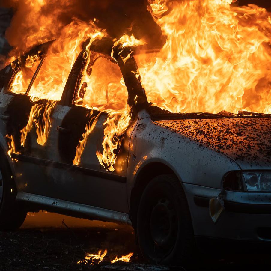 Взорвавшийся в Новой Москве автомобиль принадлежал учёному-физику. В правоохранительных органах сообщили РИА "Новости", что владельцем автомобиля, который сгорел в Новой Москве, является сотрудник научно-исследовательского института. Ранее пресс-служба столичного главка МЧС сообщила о пожаре в легковом автомобиле на улице Радужная в поселении Филимонковское. Площадь возгорания составила 4 квадратных метра