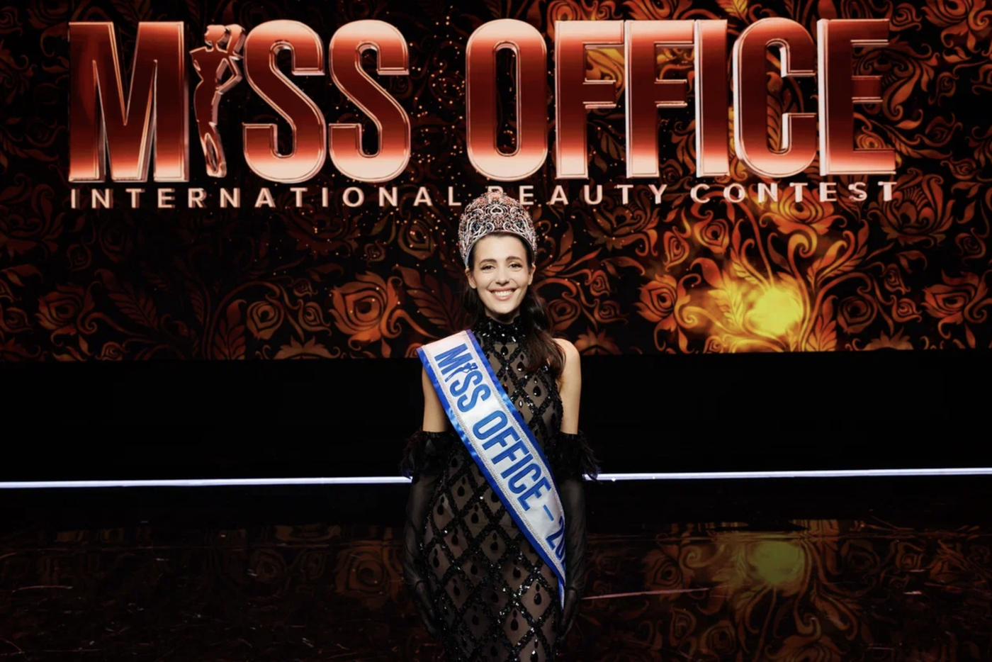 Самая красивая сотрудница офиса – Ангелина