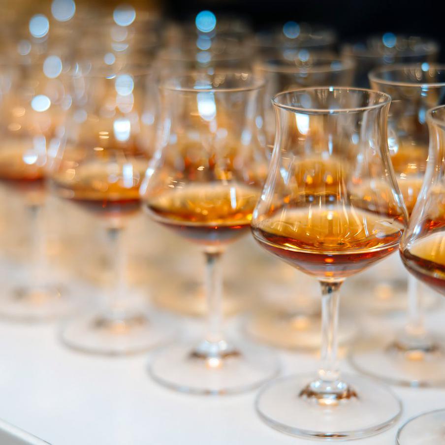 На Украине запретят продавать алкоголь с наименованием "коньяк" вместо "бренди". В соответствии с Соглашением об ассоциации с Евросоюзом украинские производители алкоголя должны будут изменить наименование своей продукции, которую сейчас называют "коньяком", на "бренди" с 1 января 2026 года. Это связано с тем, что во Франции наименование "коньяк" зарезервировано для напитков, произведённых исключительно в регионе Коньяк