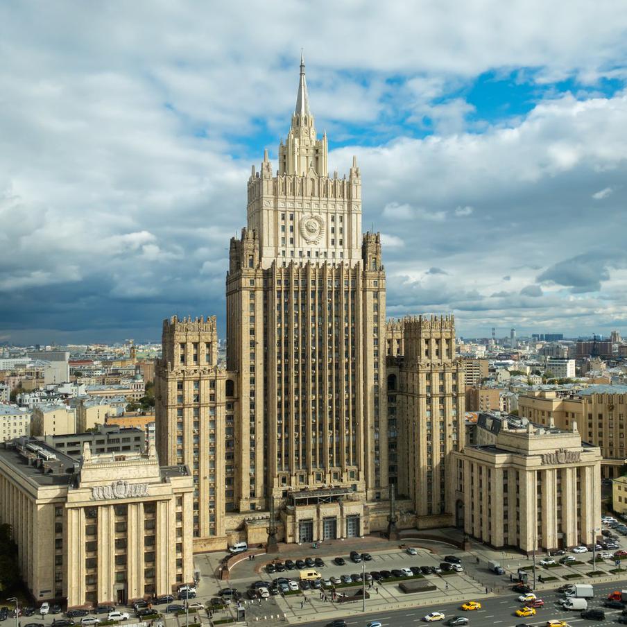 В МИД назвали безответственной идею упреждающих ударов против России. Заявление председателя Военного комитета НАТО адмирала Джузеппе Каво Драгоне о возможности нанесения превентивных ударов по России в целях самообороны вызывает глубокую обеспокоенность и расценивается как безответственный шаг. Эти слова свидетельствуют о готовности Североатлантического альянса к дальнейшей эскалации международной напряжённости