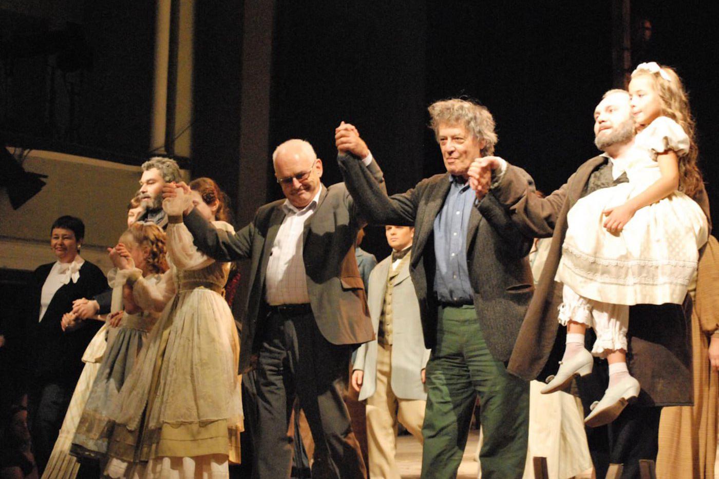 Алексей Бородин (слева) и Том Стоппард (справа) на премьере спектакля "Леопольдштадт" в Москве в 2013 году.