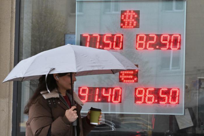 "Спекулянты купили и ждут роста валюты, но его пока нет": российская валюта держит максимум