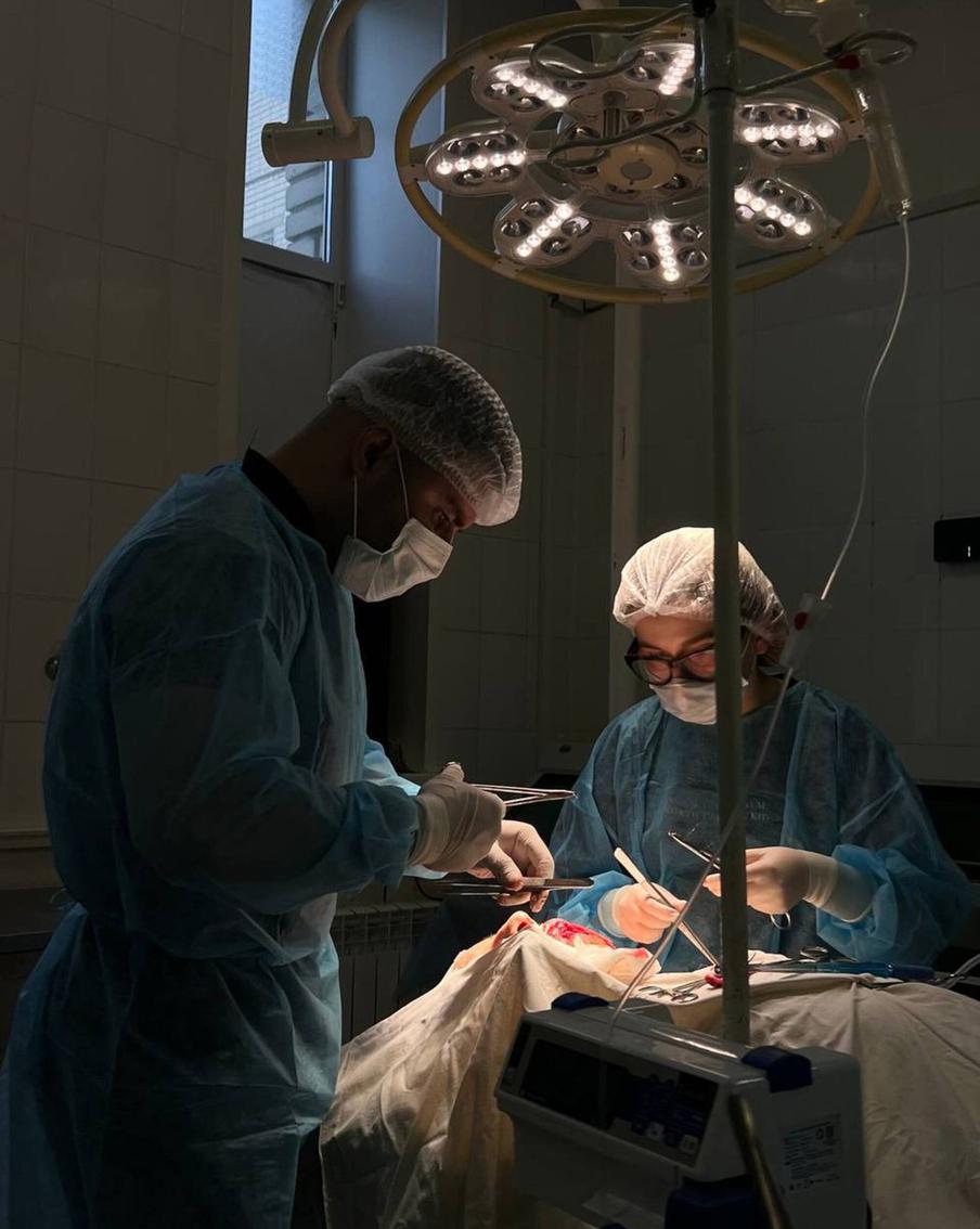 Девушка ассистировала во время операций.