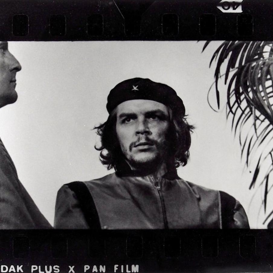 Фото превратилось в классический образ революционера, ставший известным по всему миру.