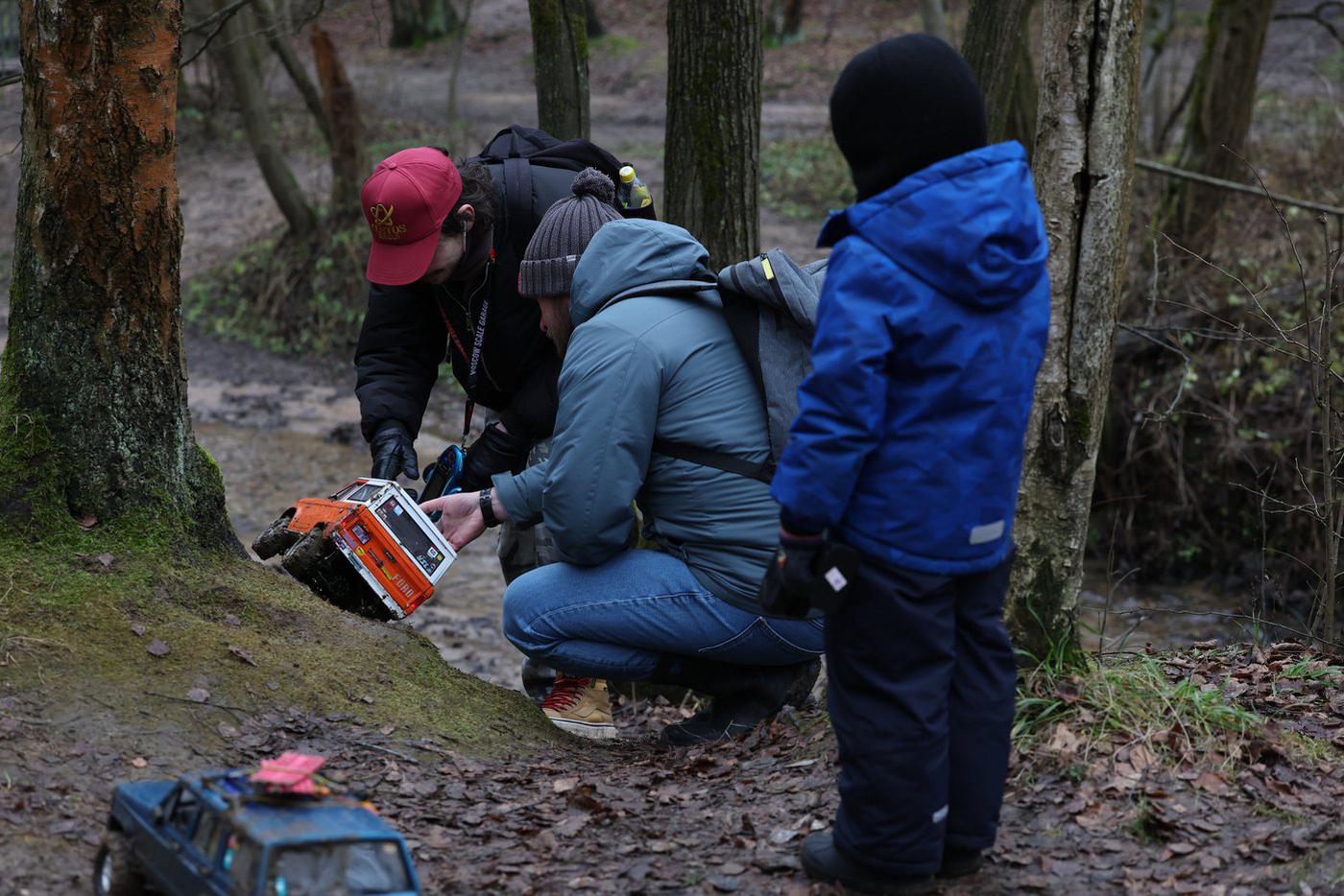 Мальчик с любопытством разглядывает модели старших товарищей.