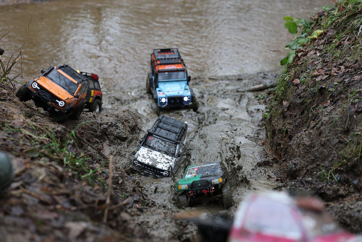 По словам моделистов, из-за того, что ландшафт в лесу постоянно меняется, каждый новый выезд не похож на предыдущий. Полосы препятствий обновляются естественным образом.