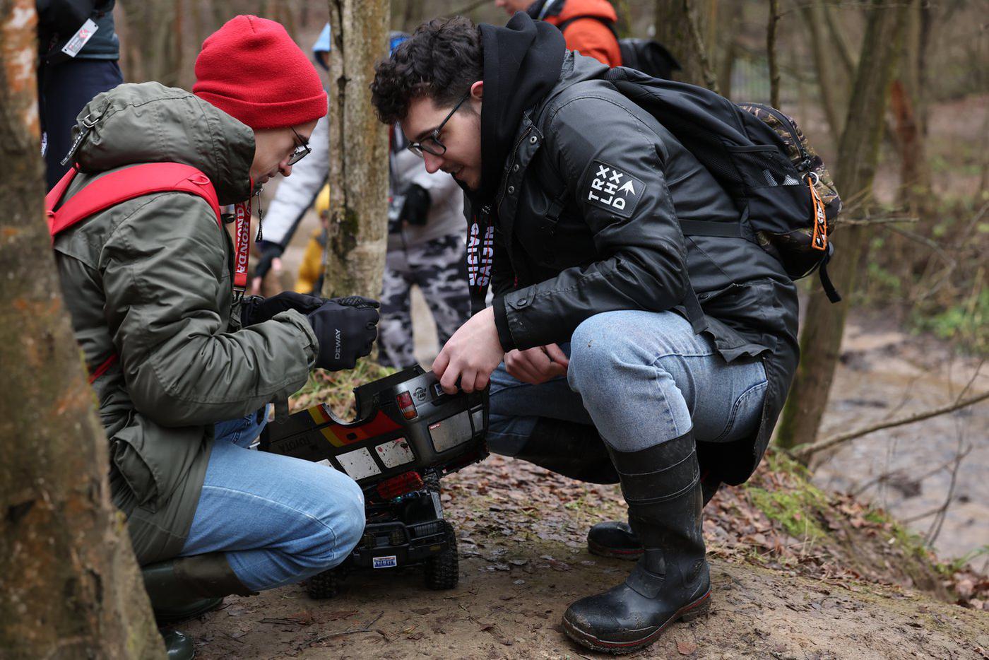 Модели требуют постоянного ухода: то аккумулятор сядет, то грязь забьётся. Приходится разбирать и чинить внутренности прямо как в настоящем авто.
