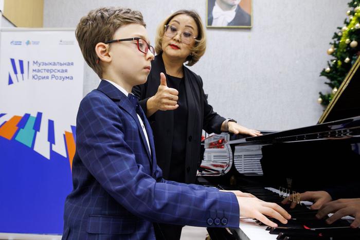 Виртуозы "Музыкальной мастерской Юрия Розума" дали большой концерт. Вместе с ними на сцену вышли юные таланты Капотни