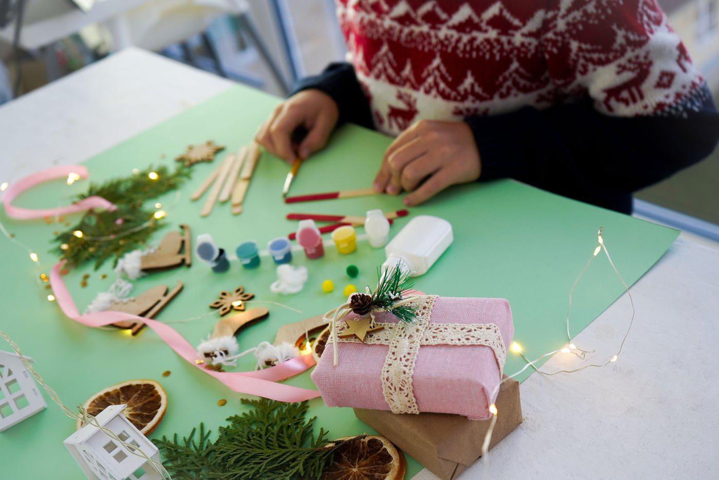 Пора украшать дом к Новому году.