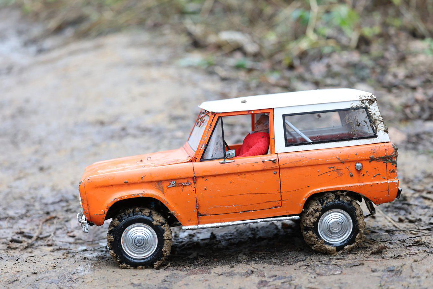 Во многих машинках с салоном внутри сидит даже модель водителя.