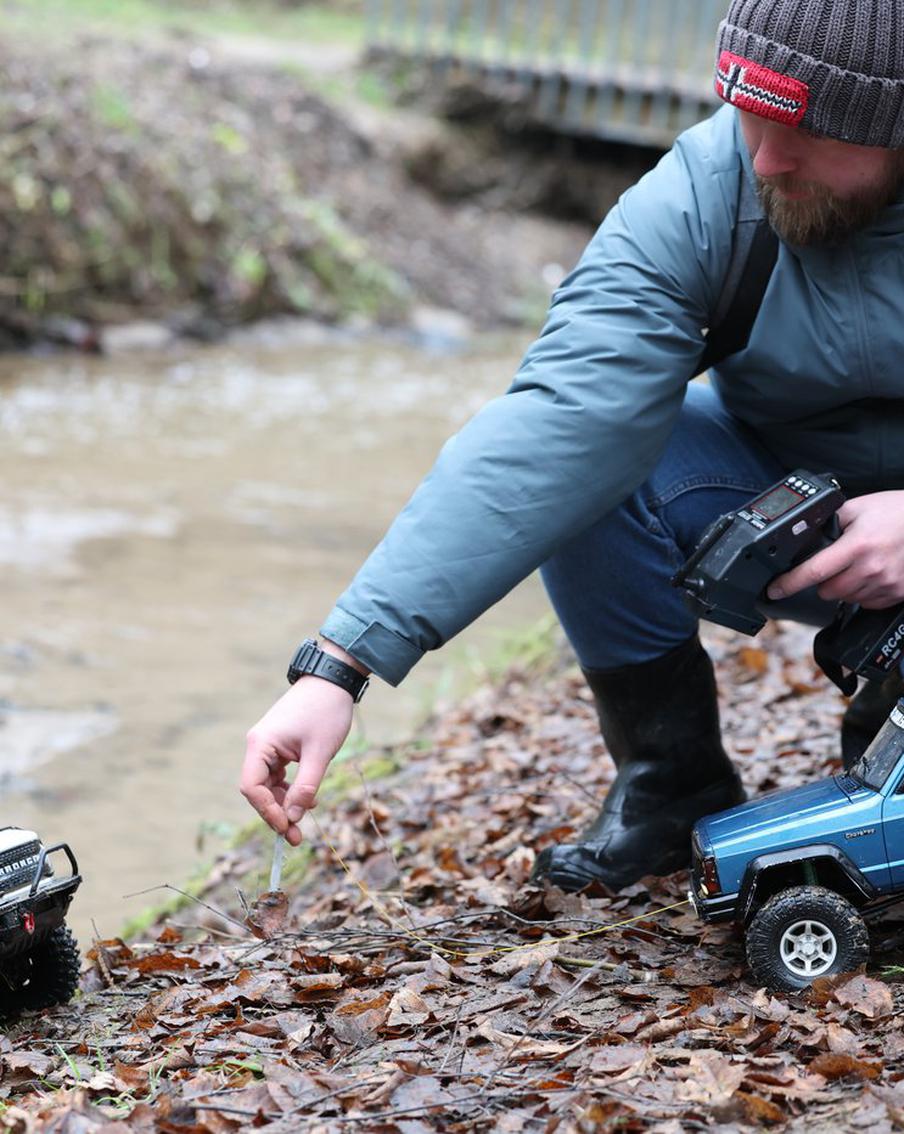 Детские игрушки – взрослое хобби: по выходным в Битце бородатые мужики играют с машинками