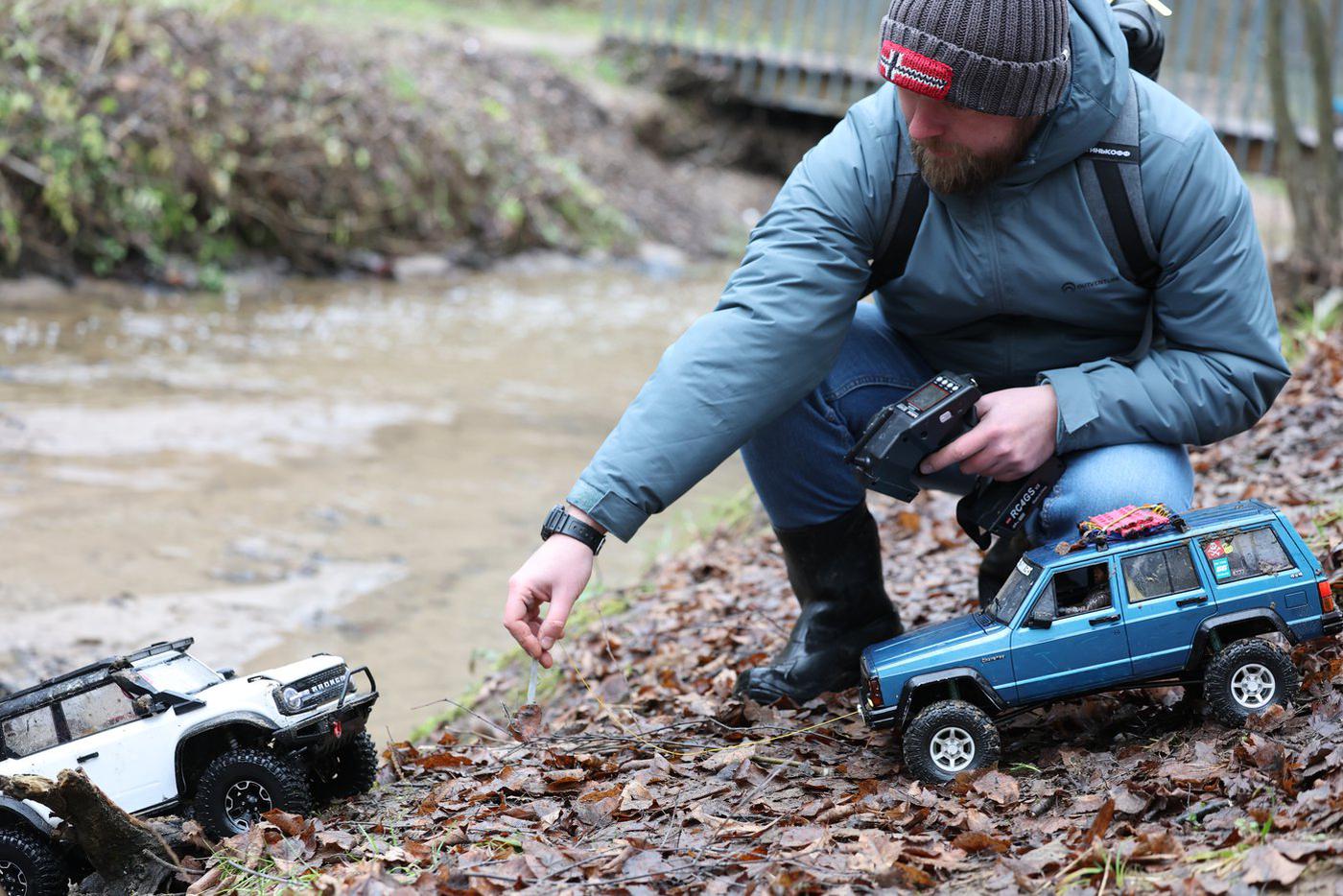 По Сети разлетелся ролик: мужики обкатывают радиоуправляемые машинки в Битце