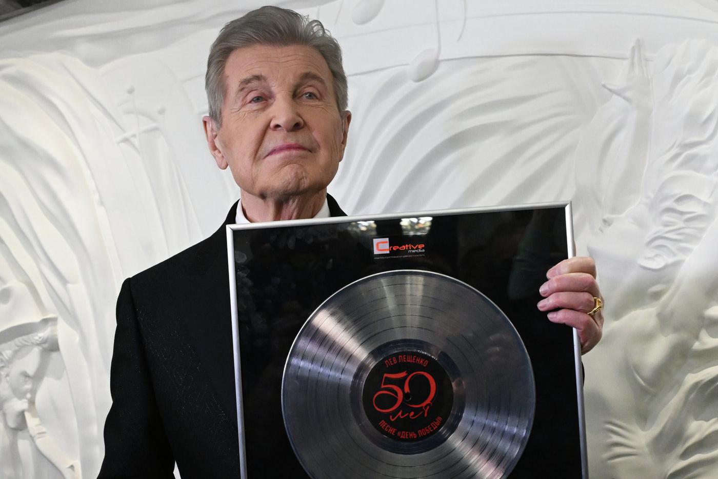 Льву Лещенко перед началом концерта, посвящённого 50-летию песни "День Победы", вручили платиновый диск.