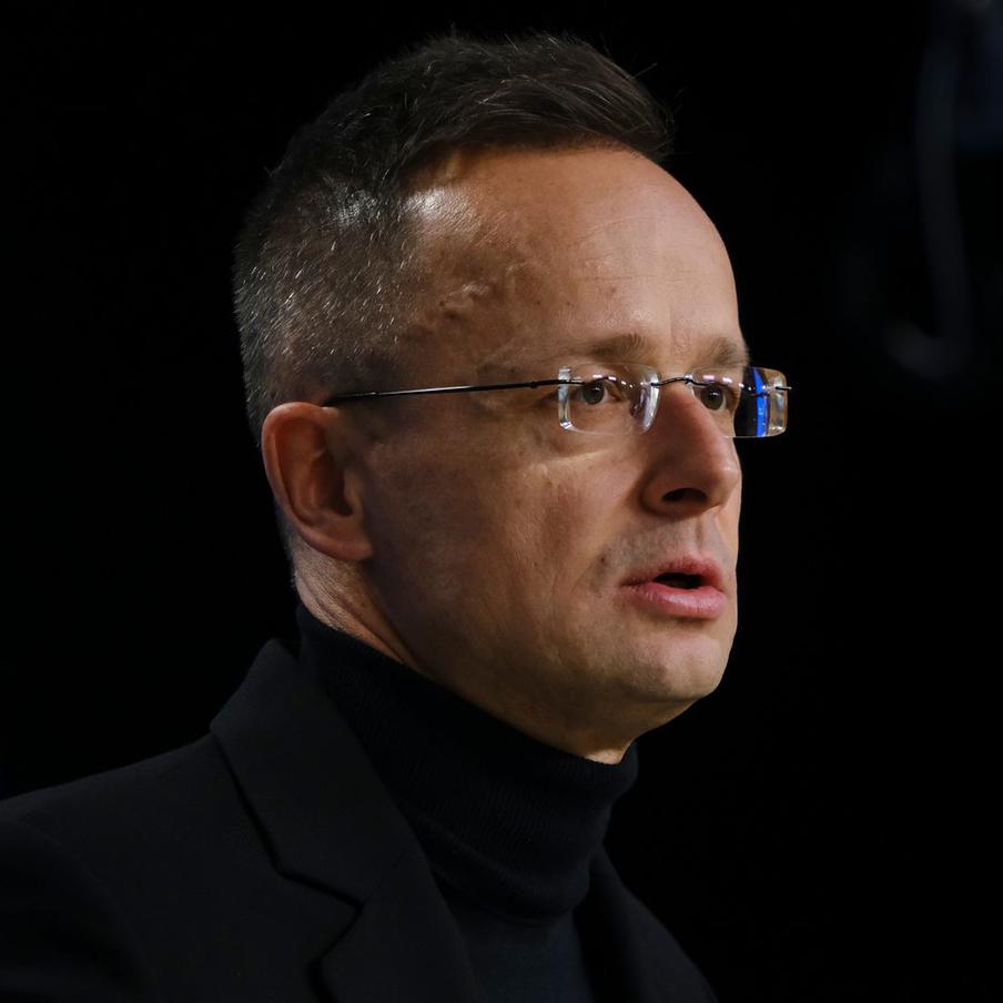 Сийярто: Европа намерена начать войну с Россией, идёт подготовка. Петер Сийярто, министр иностранных дел Венгрии, выразил серьёзную обеспокоенность в связи с растущей напряжённостью в отношениях между Европой и Россией. Он считает, что риторика европейских политиков и СМИ свидетельствует о подготовке к возможному военному конфликту с Российской Федерацией