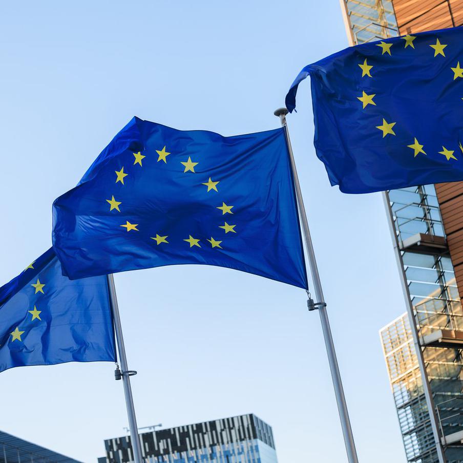 FT: ЕЦБ отказался поддержать выплату Украине €140 млрд под залог активов России. Европейский Центральный банк (ЕЦБ) не одобрил предложение Европейской комиссии о предоставлении Украине кредита в размере 140 миллиардов евро под залог российских активов, замороженных в бельгийском депозитарии Euroclear. По информации Financial Times, ЕЦБ счёл, что это предложение противоречит его обязанностям