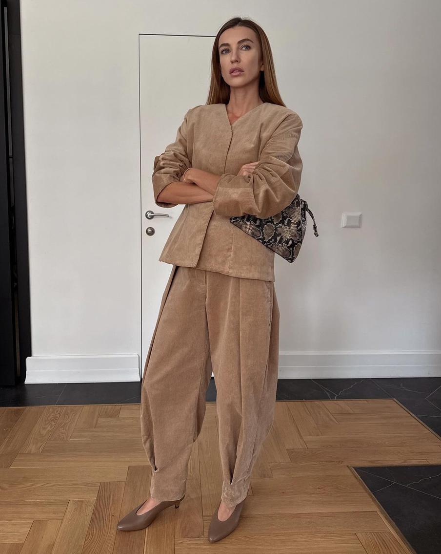 Открытый свод стопы сам по себе удлиняет силуэт.