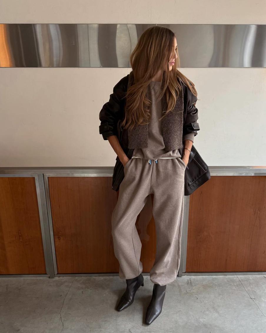 Джоггеры – универсальные брюки, которые позволят вам сыграть на контрасте.