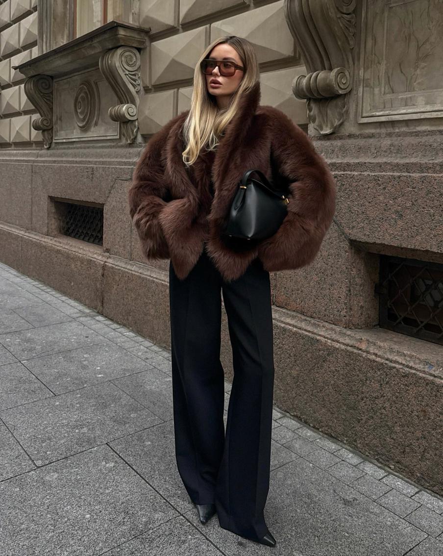 Широкие брюки идеально смотрятся с тандеме с зауженным мысом.