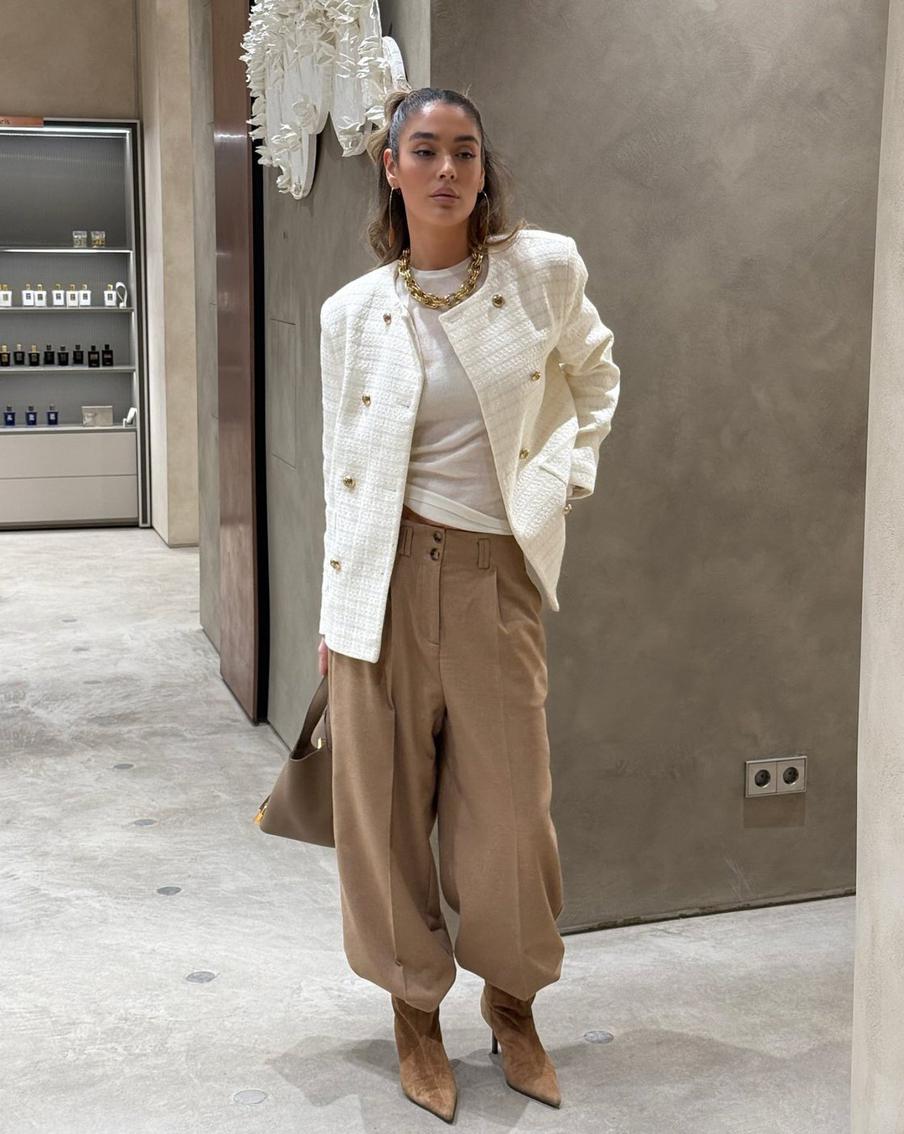 Заправьте широкие брюки в ботильоны, чтобы получить новый свежий силуэт.