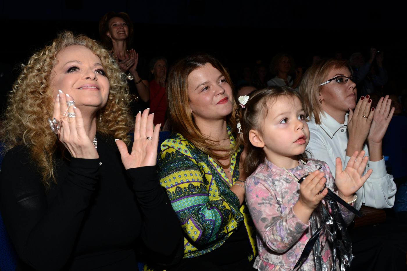 Лариса Долина с дочерью Ангелиной и внучкой Сашей во время мюзикла "Красавица и Чудовище" в 2014 году.