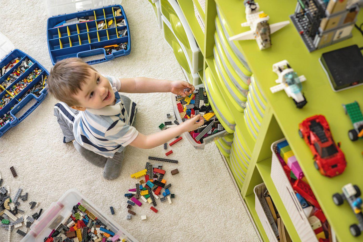 Важно не убирать за ребёнка, а лишь при необходимости помогать.