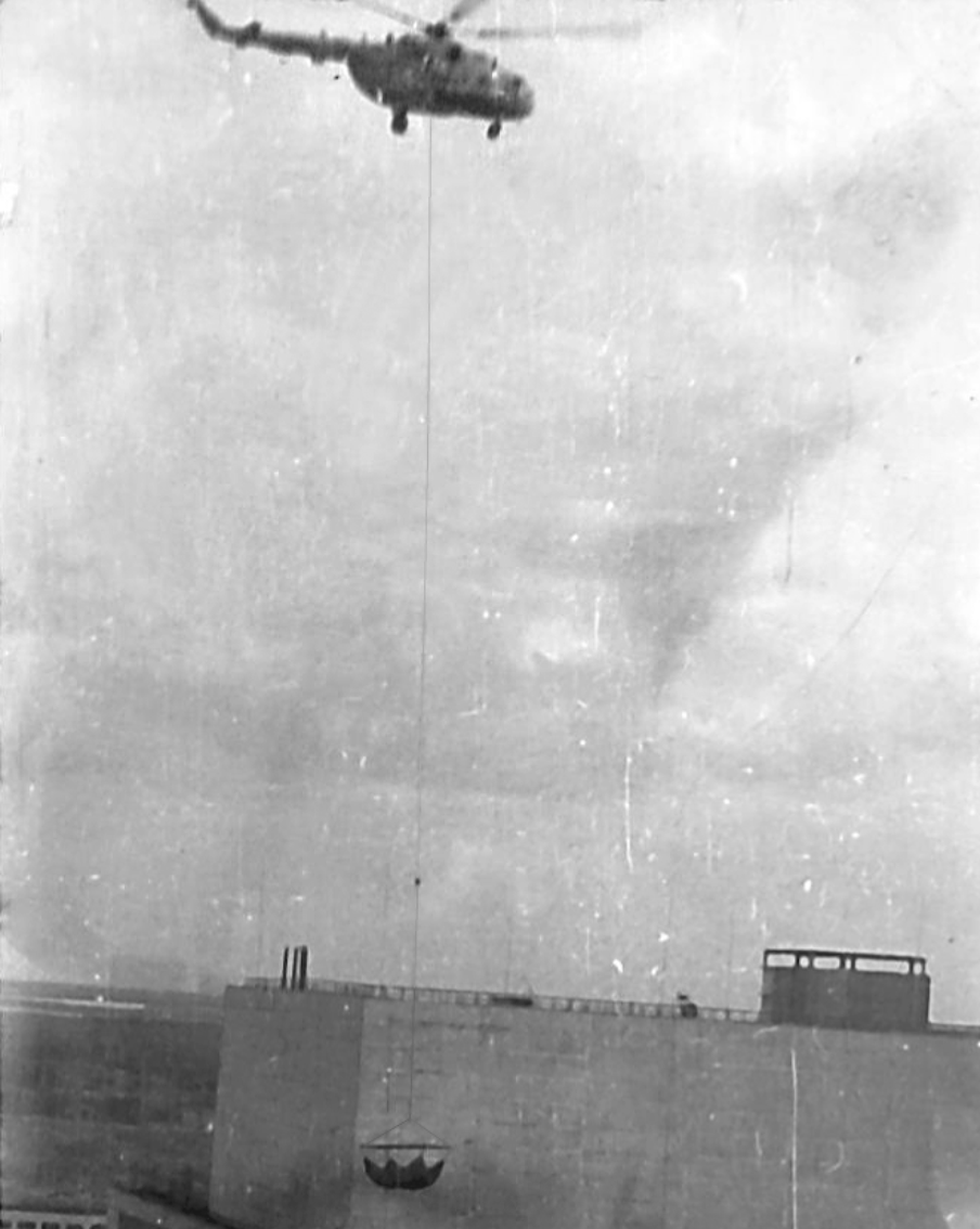 Вертолёт с клеевым захватом над машинным цехом.