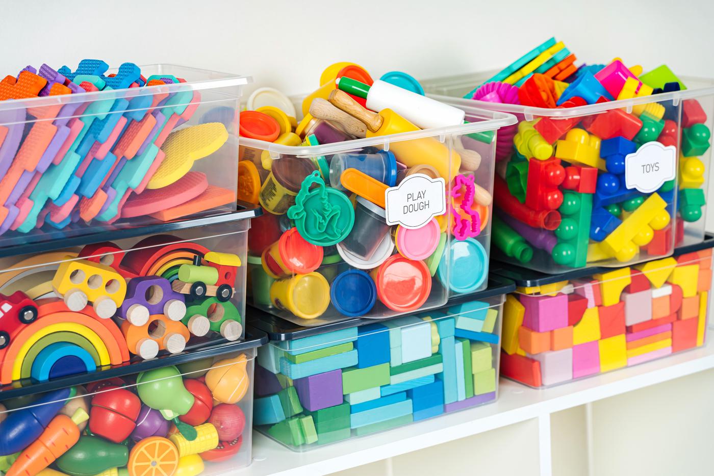 Наносите подсказки на коробки, чтобы ребёнку было проще ориентироваться.