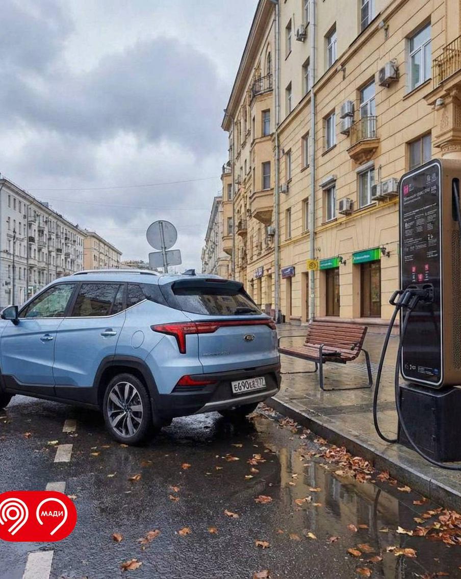 Снижение нарушений: водители реже паркуются на местах для электромобилей у ЭЗС в Москве