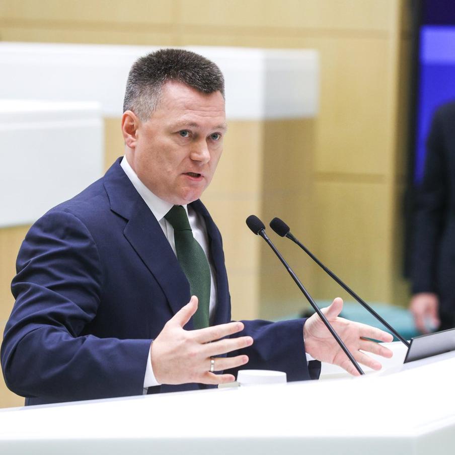 Краснов предостерёг судей от решений в угоду властям и корпорациям. Председатель Верховного Суда РФ Игорь Краснов, выступая на пленарном заседании Совета судей России, подчеркнул, что судебная система должна быть непримирима к любым проявлениям коррупции. Он обратил внимание на то, что решения не должны приниматься под давлением региональных и местных властей, а также в угоду коммерческим интересам