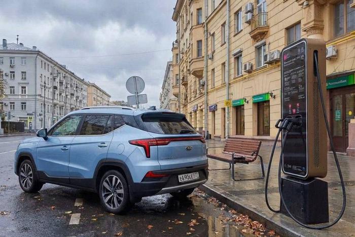 Снижение нарушений: водители реже паркуются на местах для электромобилей у ЭЗС в Москве