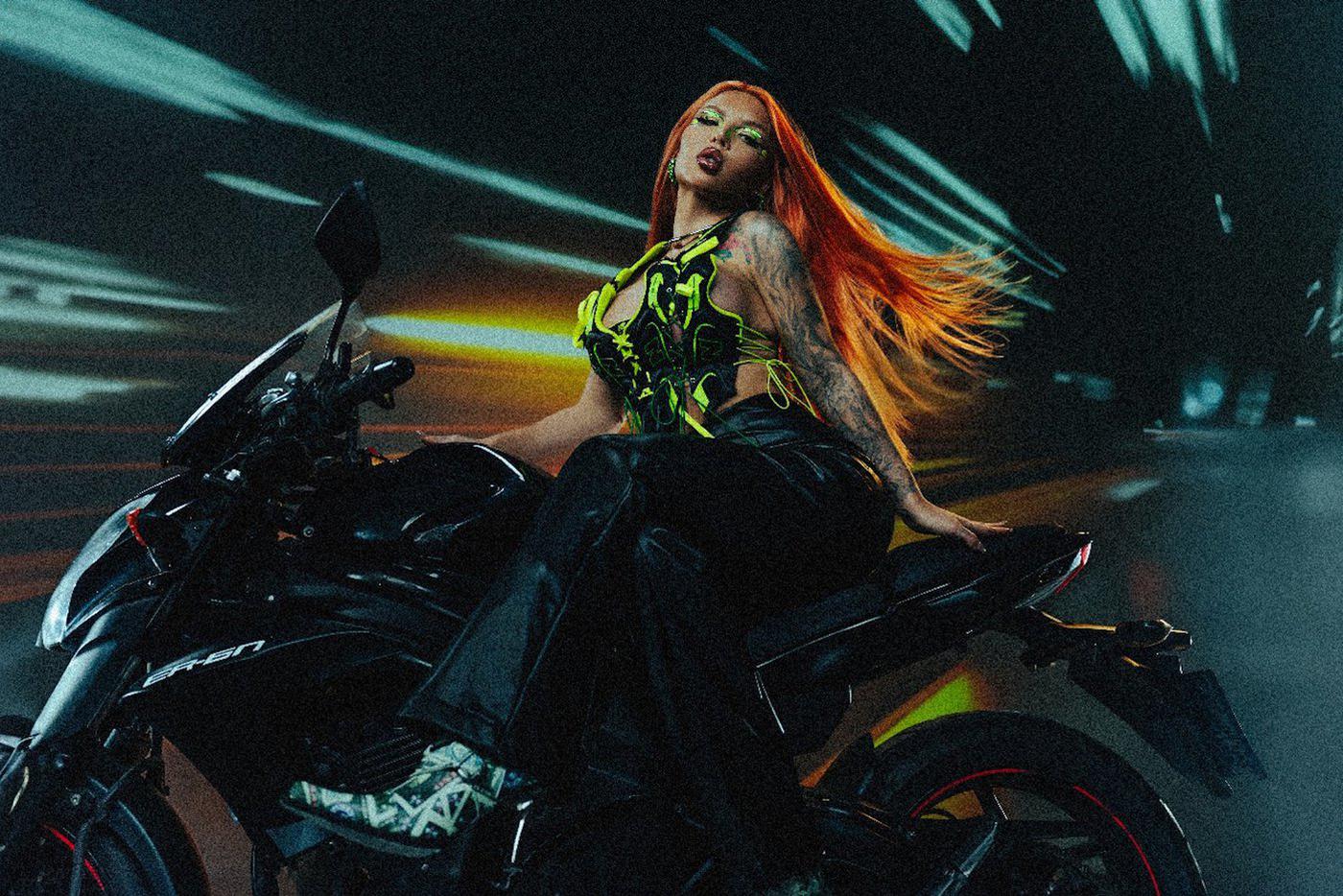 Блогер Алёна Белая верхом на "железном коне"