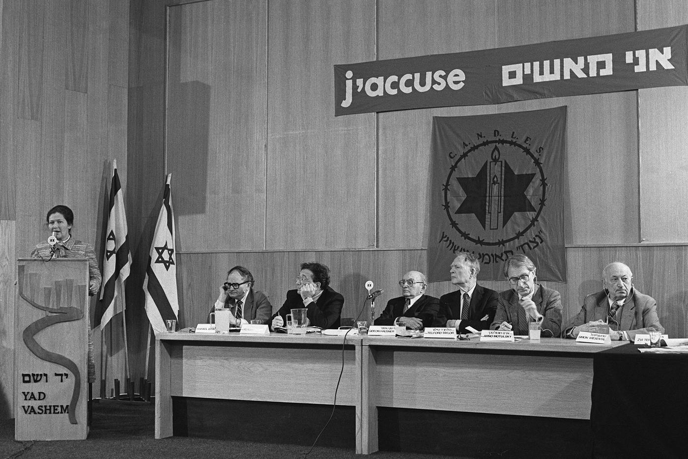 4 февраля 1985 год, инсценировка судебного процесса над Йозефом Менгеле. В кадре – француженка Симона Вейль, которая побывала в Освенциме. В 80-е была депутатом Европарламента.