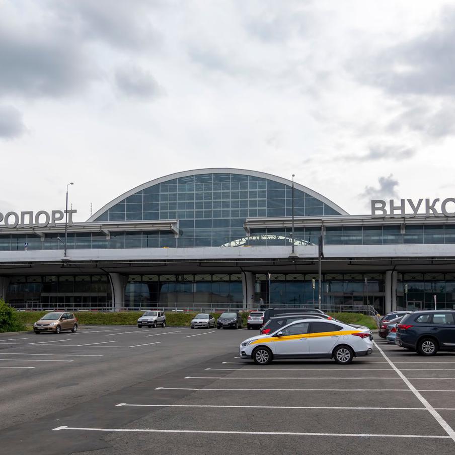Дмитриев и Уиткофф выехали из Внуково. Автомобиль Кирилла Дмитриева, спецпредставителя президента Российской Федерации по инвестиционно-экономическому сотрудничеству с зарубежными странами и главы Российского фонда прямых инвестиций, покинул аэропорт Внуково