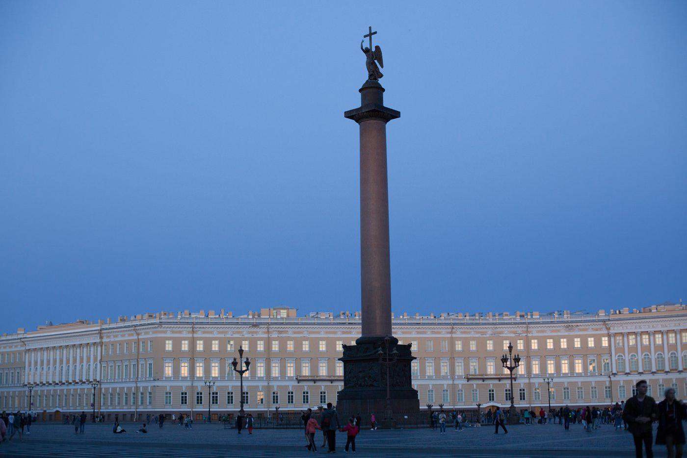 В Петербурге чиновникам и их семьям разрешат лечиться по ДМС за счёт бюджета
