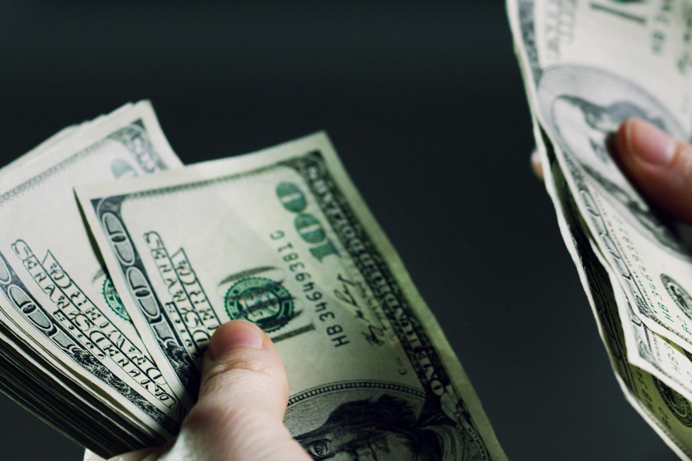 Внебиржевой курс доллара упал до 77 рублей впервые с мая 2023 года