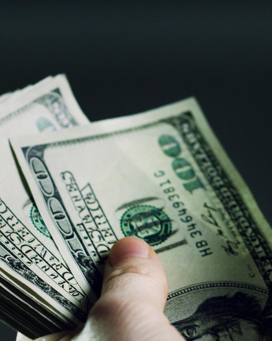 Внебиржевой курс доллара упал до 77 рублей