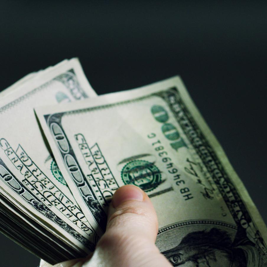 Внебиржевой курс доллара упал до 77 рублей впервые с мая 2023 года. В ходе торгов курс доллара США на внебиржевом рынке впервые с мая 2023 года опустился ниже 77 рублей. В начале торгов курс доллара составлял 77,75 рубля. В течение дня американская валюта потеряла в цене 0,48%, достигнув минимума в 77,16 рубля. С начала 2025 года доллар потерял более четверти своей стоимости, снижаясь на 27,23%