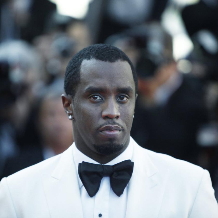 Адвокаты P.Diddy потребовали от Netflix не выпускать фильм о рэпере. Адвокаты Шона Комбса, известного также как рэпер P.Diddy, направили компании Netflix уведомление с требованием не выпускать документальный фильм "Шон Комбс: Расплата". Как сообщает CNN, представители рэпера утверждают, что в фильме, созданном Кертисом Джексоном (50 Cent), используются видеоматериалы, использование которых не было санкционировано