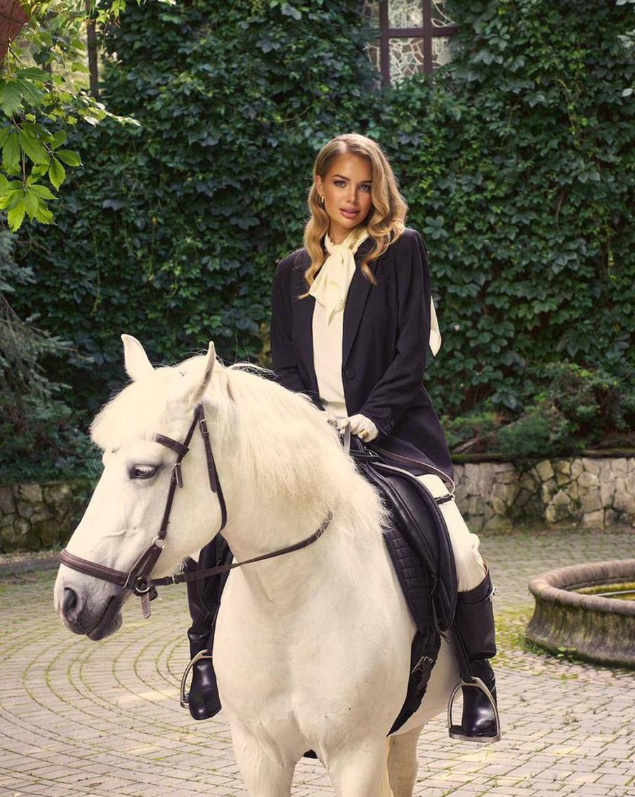 Венза мечтает о своей лошади.