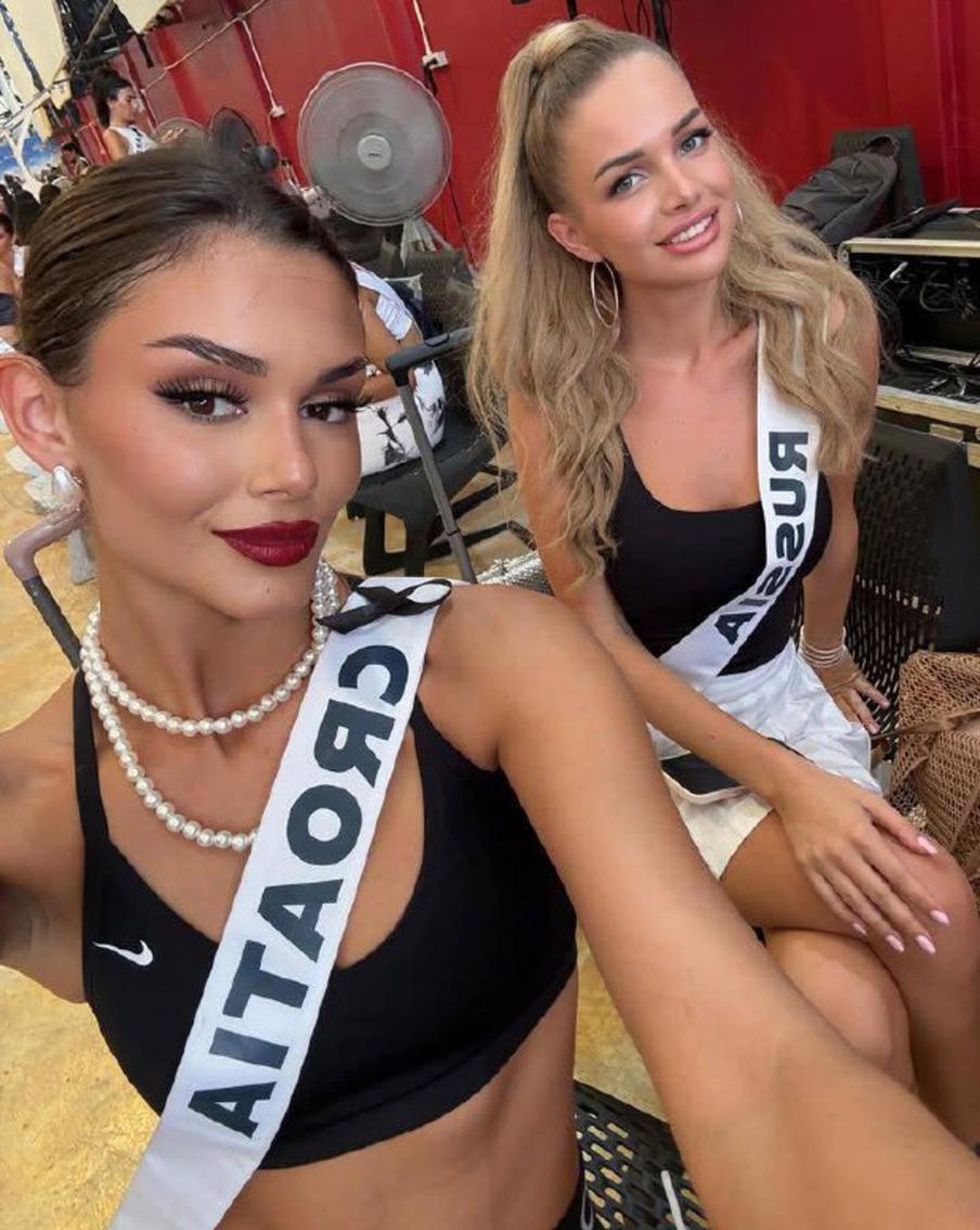 Анастасия Венза подружилась со многими участницами конкурса. Здесь она с участницей из Хорватии.