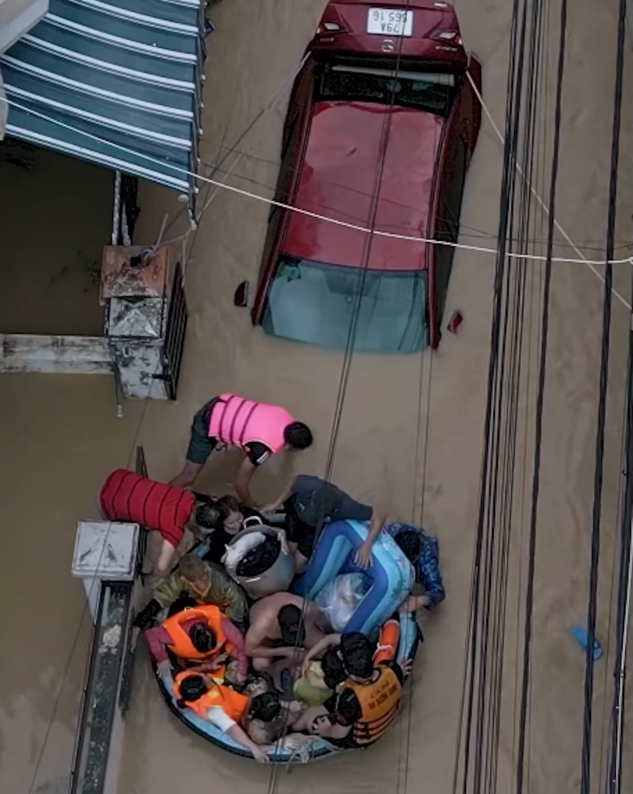 Одна из затопленных улиц Нячанга