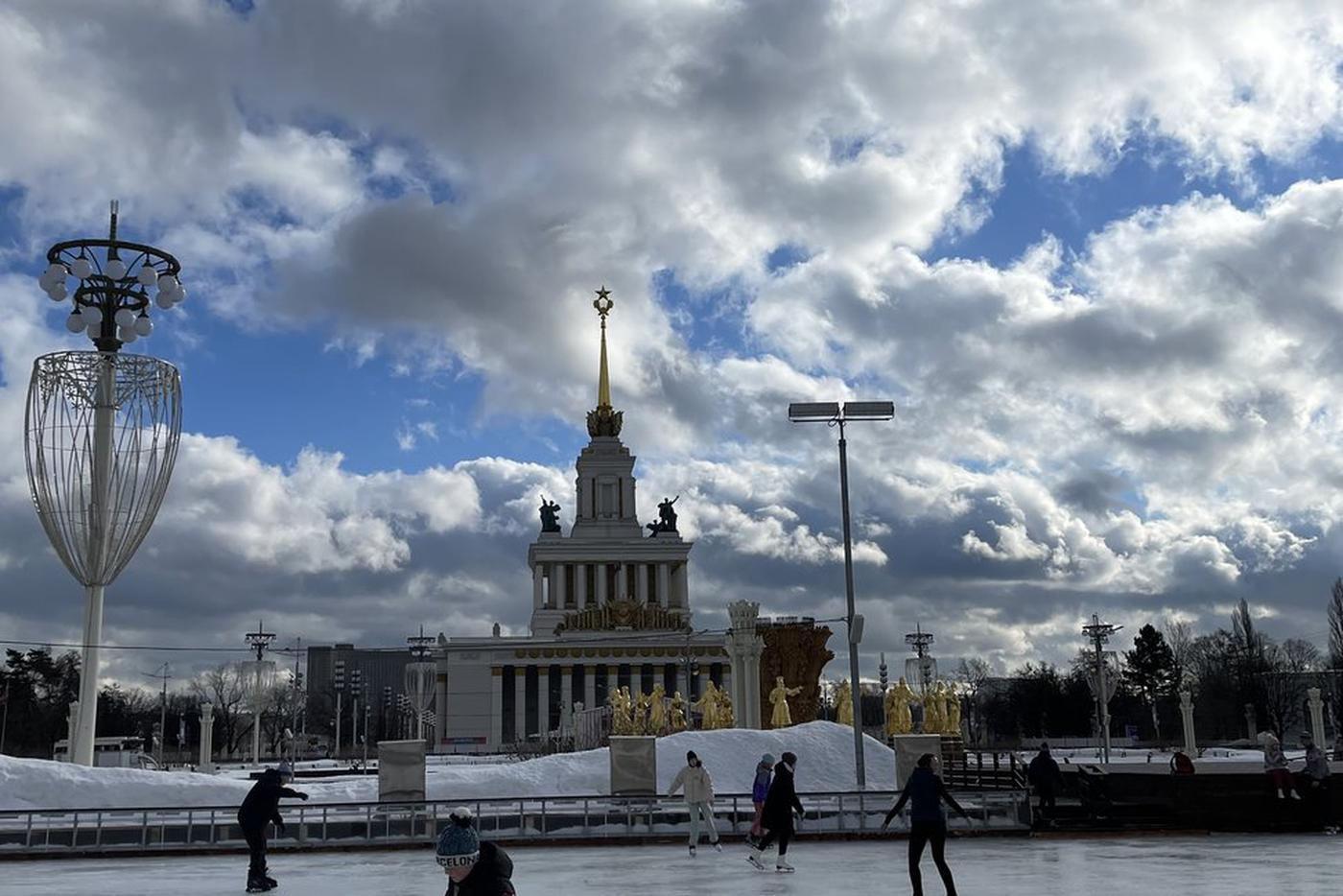 Катки в московских парках начали принимать первых посетителей — Сергунина