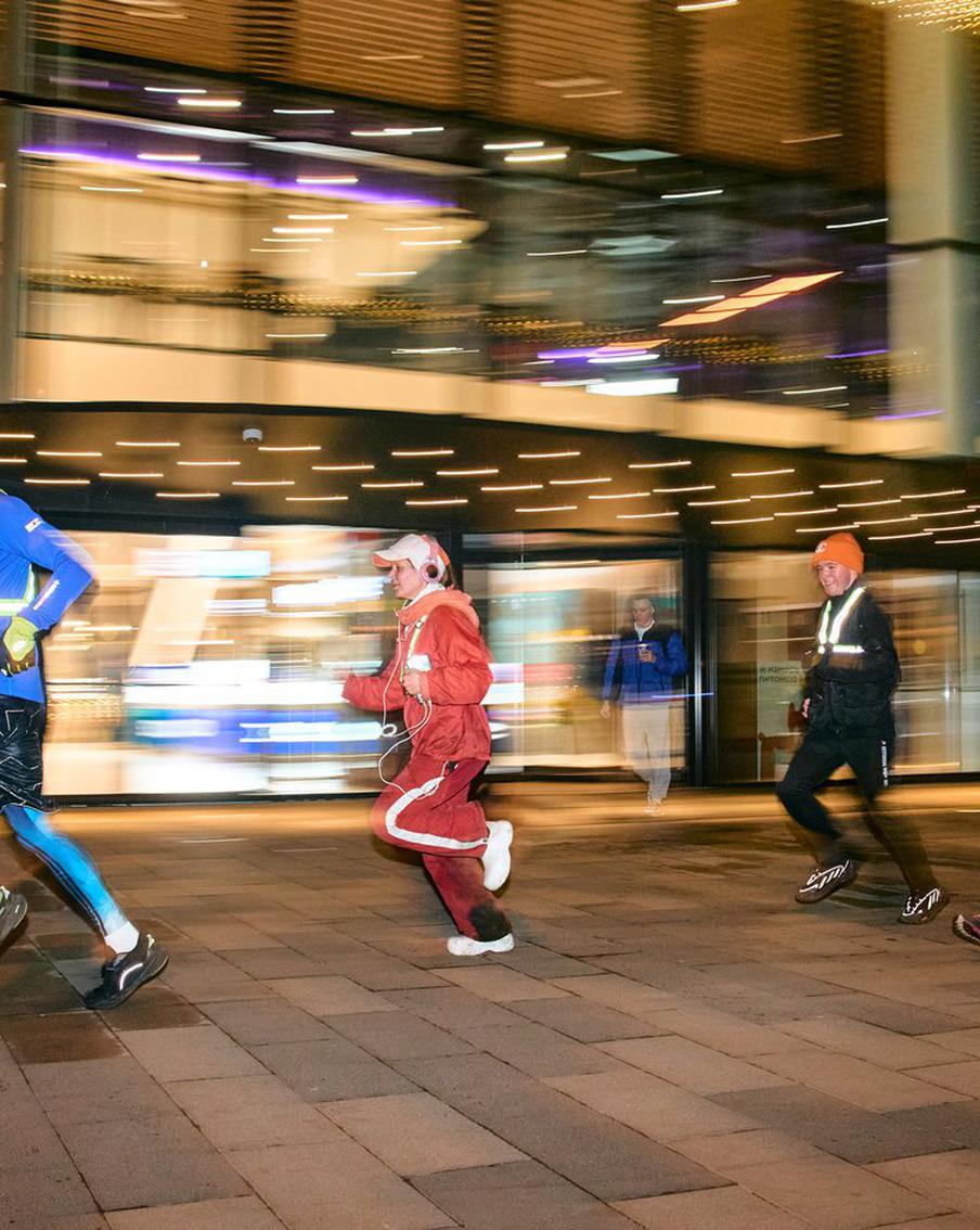 Москвичи заинтересовались беговыми экскурсиями: жители города полюбили слушать рассказы о городе во время тренировок