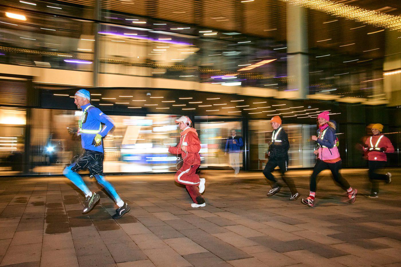 Москвичи заинтересовались беговыми экскурсиями: жители города полюбили слушать рассказы о городе во время тренировок
