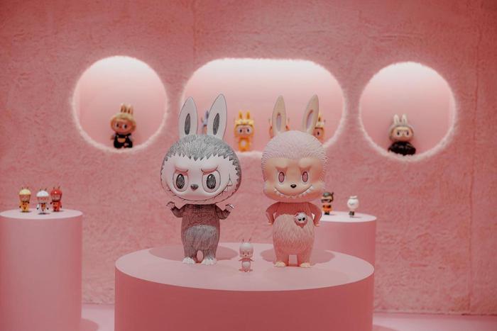 Любуемся игрушками по цене однушки и гуляем по Москве Афанасия Фета