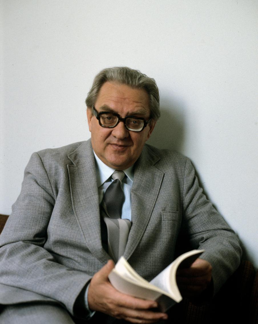 Валентин Иванович Покровский, учёный-эпидемиолог и инфекционист, академик и президент Академии медицинских наук СССР, директор Центрального научно-исследовательского института эпидемиологии Минздрава СССР.