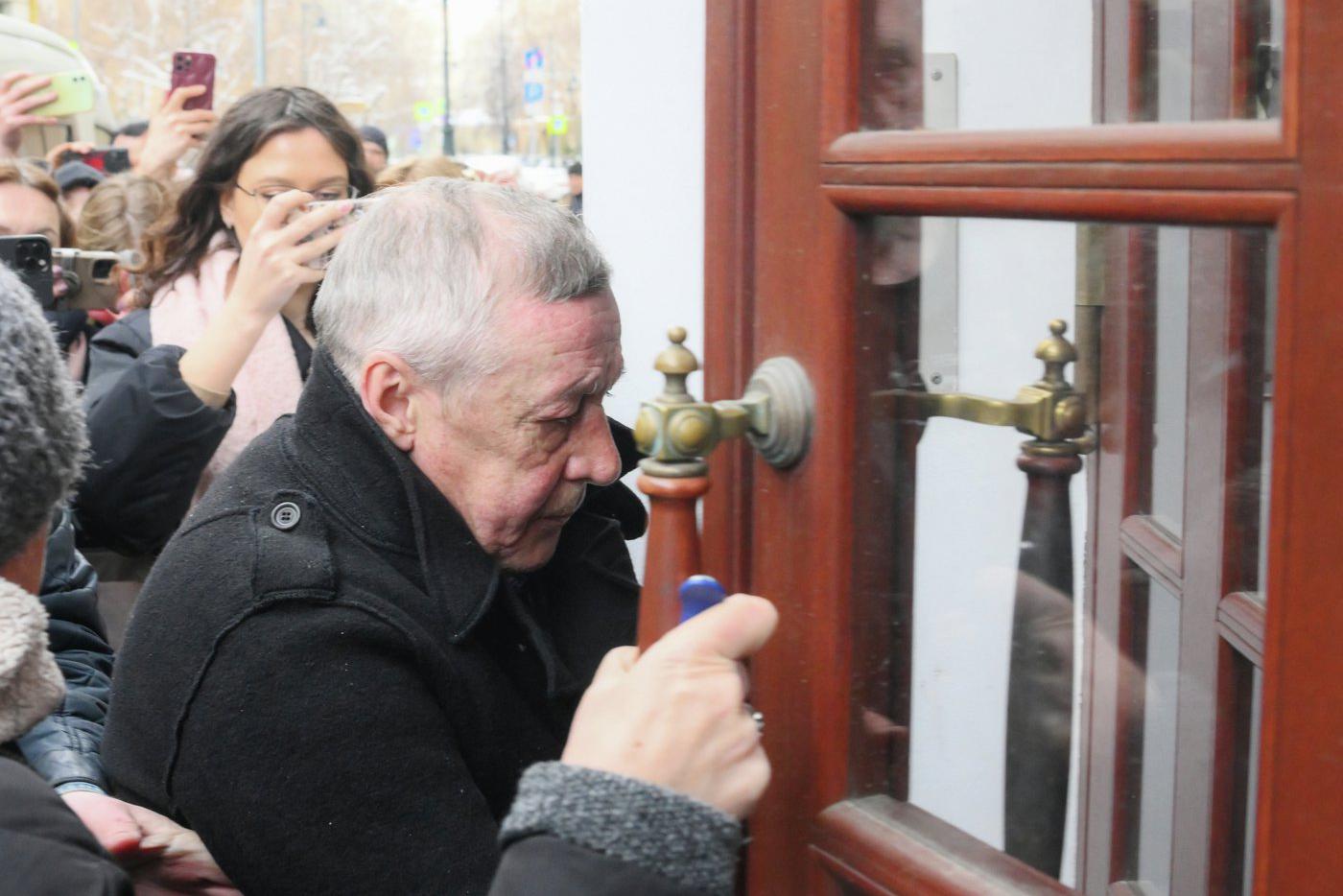 Актёр Михаил Ефремов, освободившийся из колонии условно-досрочно, у своего дома в Москве. 