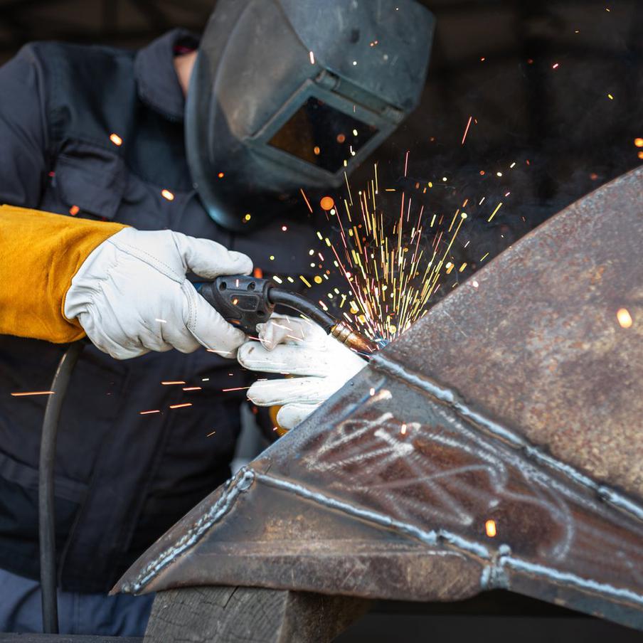 Швеи и сварщики станут самыми востребованными в ближайшие семь лет. По словам вице-премьера Татьяны Голиковой, предварительный прогноз рынка труда на семь лет показывает: наиболее востребованными в стране станут швеи и сварщики, что связано с растущими запросами экономики и технологическими задачами государства