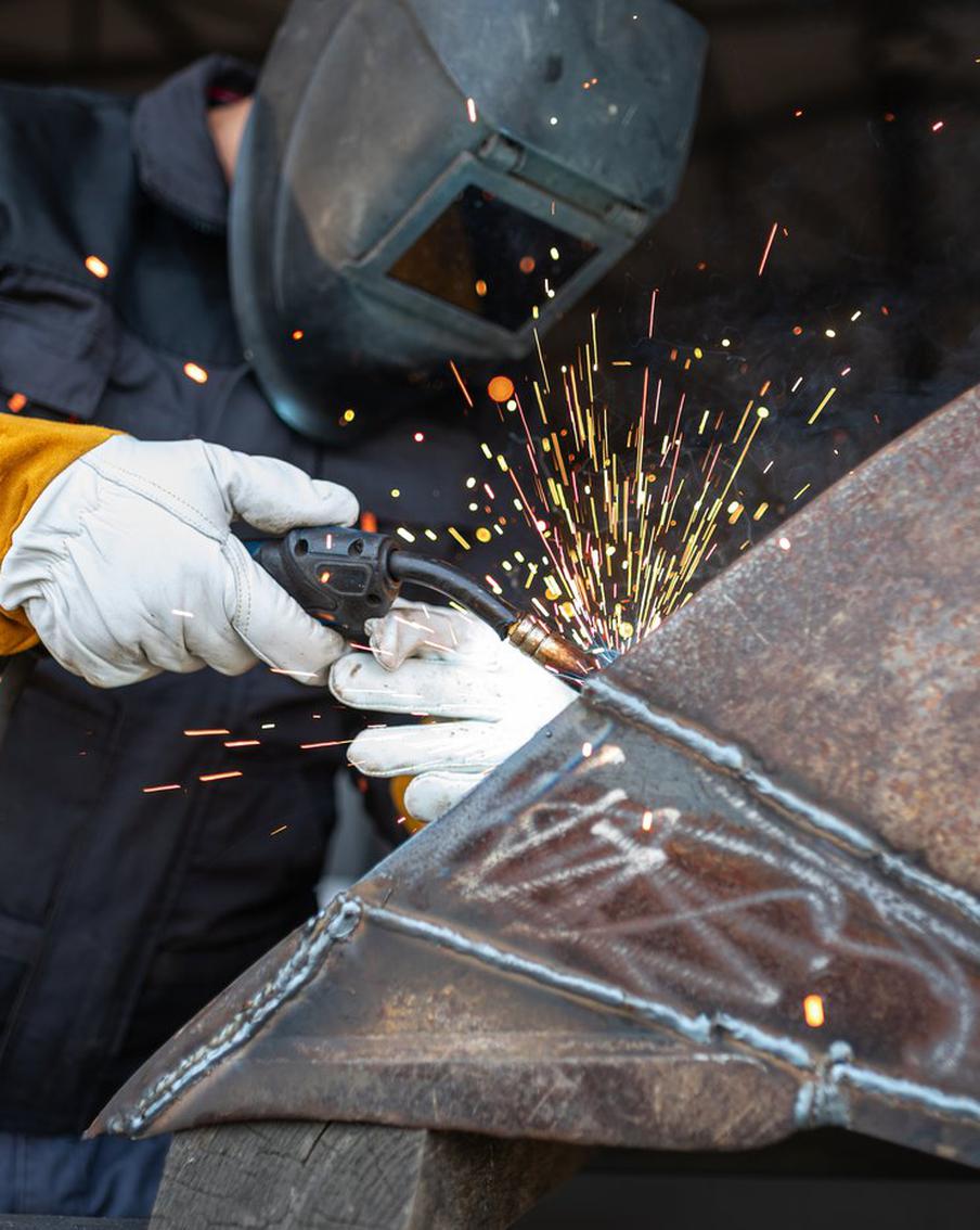 Швеи и сварщики станут самыми востребованными в ближайшие семь лет. По словам вице-премьера Татьяны Голиковой, предварительный прогноз рынка труда на семь лет показывает: наиболее востребованными в стране станут швеи и сварщики, что связано с растущими запросами экономики и технологическими задачами государства