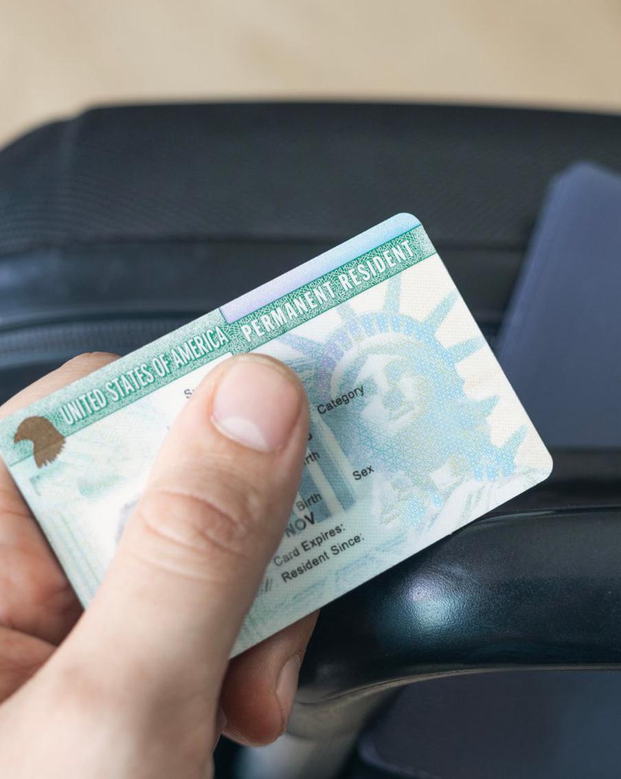 Reuters: США приостановили приём всех заявлений на иммиграцию из 19 стран. Администрация президента США Дональда Трампа приняла решение отменить все запланированные церемонии натурализации для граждан 19 стран, не предоставив никаких официальных объяснений. Об этом сообщил телеканал ABC, ссылаясь на свои источники